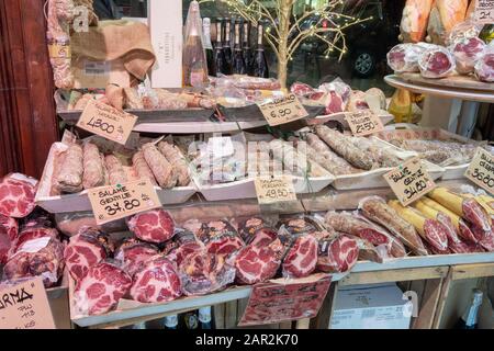 Vitrine du magasin de restauration. Parme est une ville de tourisme gastronomique Banque D'Images