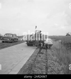 Travail du sol, travailleurs, machines agricoles, outils, route, routes, pistes cyclables, voitures, tracteurs Date: Non daté mots clés: Travailleurs, voitures, route, pistes cyclables, travail du sol, machines agricoles, routes, outils Nom personnel: Tracteurs Banque D'Images