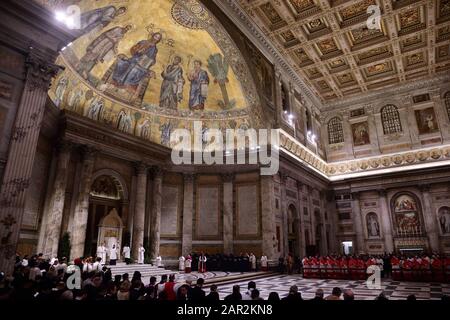 Rome, Italie. 2 janvier 2020. Le pape FRANÇOIS dirige Vesper dans la basilique Saint-Paul à Rome.Credit image: © Evandro Inetti via ZUMA Wire) crédit: Evandro Inetti/ZUMA Wire/Alay Live News Banque D'Images