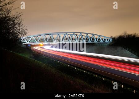 Des sentiers légers à partir de la circulation en soirée sur le M1 à Leeds Banque D'Images