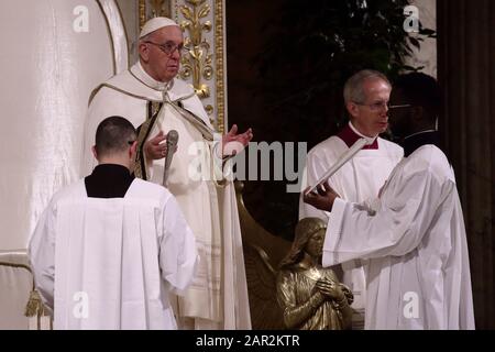 Rome, Italie. 2 janvier 2020. Le pape FRANÇOIS dirige Vesper dans la basilique Saint-Paul à Rome.Credit image: © Evandro Inetti via ZUMA Wire) crédit: Evandro Inetti/ZUMA Wire/Alay Live News Banque D'Images