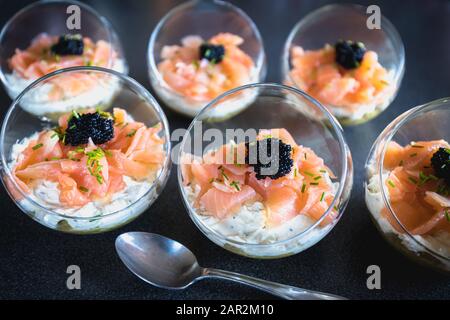 Oeufs de lompe saumon verrine de fromage frais et de l'avocat lit dans la cuisine Banque D'Images
