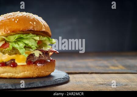 Hamburger frais sur fond en bois sombre. Espace de copie Banque D'Images