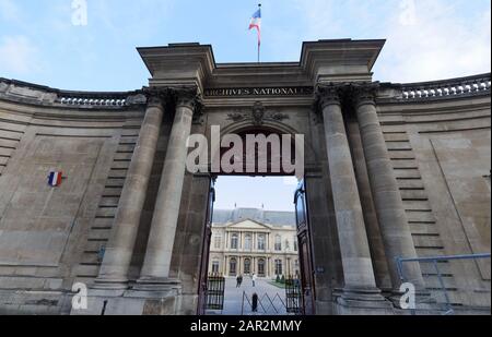 Vue sur l'entrée des Archives nationales dans le quartier du Marais à Paris, France