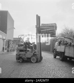Stockage du bois, travaux de chargement, grumes, chariots élévateurs Date: Non daté mots clés: Grumes, stockage du bois, opérations de chargement Nom personnel: Chariots élévateurs Banque D'Images