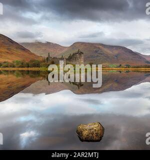 Les ruines du château de Kilchun sur les rives du Loch Awe, près de Dalmaly en Écosse Banque D'Images