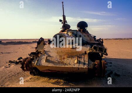 Épave de la guerre, une partie de l'armure irakienne détruite de la première guerre du Golfe, qui se trouve maintenant dans le désert du Koweït Banque D'Images