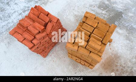 Concept de construction, deux palettes sur une surface en béton blanc, bannière avec place pour le texte. Vue de dessus. Matériaux de construction de différentes couleurs. Banque D'Images