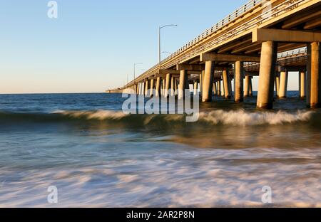 Pont De Chesapeake Bay, Vue Depuis La Plage De Chesapeake Au Coucher Du Soleil, Virginie, États-Unis Banque D'Images