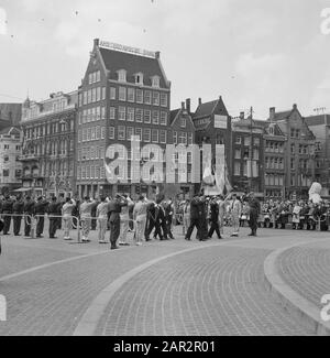 Commémoration nationale sur la place du Dam, couronne Date : 4 mai 1964 mots clés : commémorations, couronnes Banque D'Images