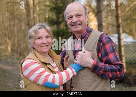 Heureux personnes âgées couple dans le parc se reposer à l'extérieur. Profitez du concept « Time Together » Banque D'Images