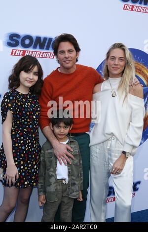 Los Angeles, États-Unis. 25 janvier 2020. Mary James Marsden, William Luca Costa-Marsden, James Marsden, Edei assister à la première de 'sonic The Hedgehog' qui s'est tenue aux studios Paramount le 25 janvier 2020 à Los Angeles, Californie, États-Unis. (Photo Par Art Garcia/Sipa Usa) Crédit: Sipa Usa/Alay Live News Banque D'Images