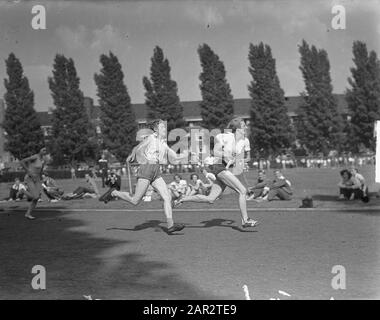 Fanny Blankers-Koen passer le test de relais de blé de Jong (à gauche) pendant le relais de 4 x 100 mètres (championnat néerlandais) Date: 6 août 1950 mots clés: Athlétisme, sport Nom De La Personne : Blankers-Koen, Fanny, Jong né de Banque D'Images