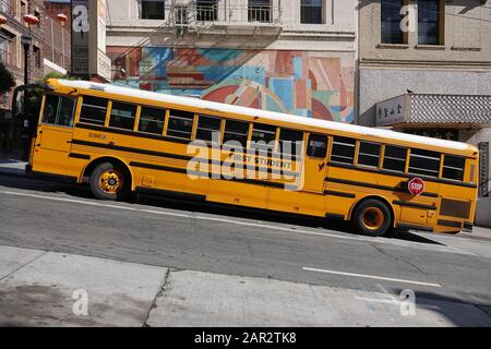 Le bus scolaire stationné dans une rue très raide du quartier chinois de San Francisco Banque D'Images