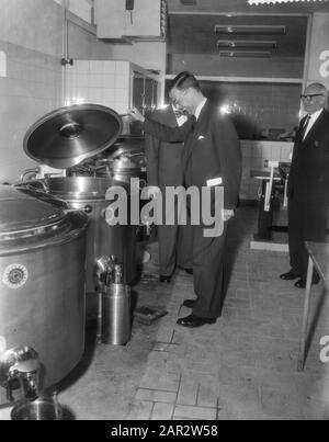 Ouverture par le maire G. van Hall du centre des personnes âgées A. H. Gerhardhuis à Amsterdam-Ouest Date: 8 avril 1959 lieu: Amsterdam, Amsterdam-Ouest mots clés: Maisons de soins Nom personnel: Hall, G. van Banque D'Images