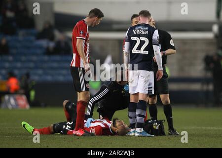 Londres, Royaume-Uni. 25 janvier 2020. Leon Clarke, de Sheffield United, est blessé et reçoit un traitement lors Du 4ème match de la FA Cup entre Millwall et Sheffield Utd à la Den, Londres, Angleterre, le 25 janvier 2020. Photo De Ken Sparks. Utilisation éditoriale uniquement, licence requise pour une utilisation commerciale. Aucune utilisation dans les Paris, les jeux ou une seule publication de club/ligue/joueur. Crédit: Uk Sports Pics Ltd/Alay Live News Banque D'Images