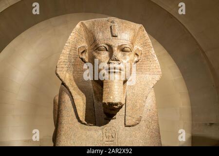 Le Grand Sphinx de Tanis est exposé dans l'aile Sully du Musée du Louvre (Musée du Louvre) à Paris, France Banque D'Images