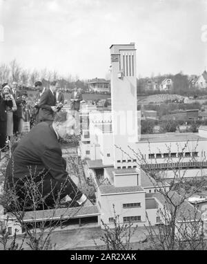 Ouverture de Madurodam par le ministre des Affaires étrangères M. J. M. A. N. Luns, le ministre Luns ouvre l'Hôtel de ville avec une clé en or Date : le 6 avril 1960 mots clés : ouvertures, hôtel de ville, clés Nom personnel : LUNs, J.A.M.H., Luns, J.A.M.H., Luns, Joseph Banque D'Images