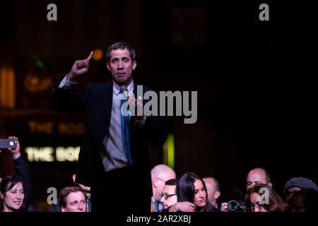 Madrid, Espagne. 25 janvier 2020. Le chef de l'opposition vénézuélienne Juan Guaido a parlé lors d'un rassemblement à Puerta del sol avec des Vénézuéliens vivant à Madrid. Crédit: Marcos Del Mazo/Alay Live News Banque D'Images