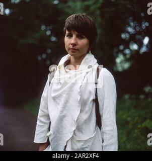 Portrait de femme sans maquillage avec boutons et poreset peau imparfaite faite sur film photocamera. Poussière et rayures sur film, style rétro. Banque D'Images