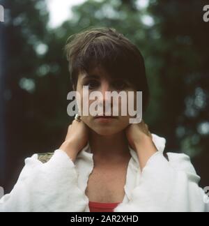 Portrait de femme sans maquillage avec boutons et poreset peau imparfaite faite sur film photocamera. Poussière et rayures sur film, style rétro. Banque D'Images