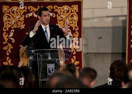 Madrid, Espagne; 25/01/2020.- le président par intérim du Venezuela, Juan Guaidó, reçoit la clé d'or de la ville de Madrid du maire José Luis Martínez-Almeida Navasqüés membre Du Parti Populaire avec honneur du chef de l'Etat lors de sa visite en Espagne, Dans son discours de remerciement, Il a appelé la dictature du régime vénézuélien actuelle en référence au président Nicolás Maduro.photo: Juan Carlos Rojas/Picture Alliance | usage dans le monde entier Banque D'Images