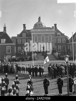 Manifestation dans le cadre du 12,5 ans anniversaire de sa Majesté la Reine Juliana vue d'ensemble de la foule principale Annotation: Lieu: Palais Huis dix Bosch Date: 6 mars 1961 lieu: Den Haag mots clés: Défilés Banque D'Images