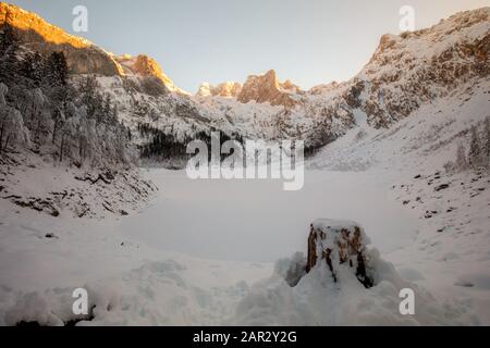 Paysage de montagne à l'hiver avec Gosausee, Autriche Banque D'Images