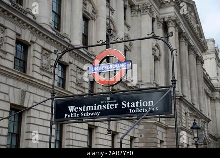 Au-dessus des marches jusqu'à la station de métro Westminster près de Parliament, Londres, Royaume-Uni Banque D'Images