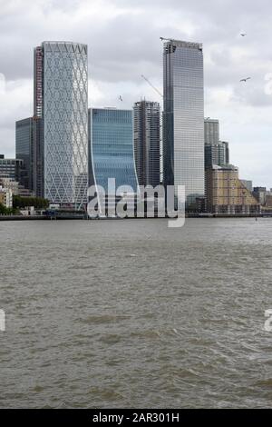 Les bâtiments de Canary Wharf ont été vus le long de la Tamise depuis le bassin de Limehouse, Londres, Royaume-Uni Banque D'Images