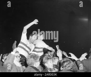 Coupe Europa 1. Feyenoord contre Reims 1-1. Van der Gijp en Kruiver op de épaules Date: 13 mars 1963 lieu: Rotterdam, Zuid-Holland mots clés: Épaules, sport, footballeurs Nom personnel: Kruiver, Piet Nom de l'institution: Feyenoord Banque D'Images