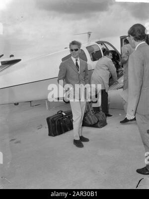 Herbert von Karajan chef d'orchestre allemand avec dispositif privé à Schiphol Date: 24 juin 1963 lieu: Noord-Holland, Schiphol mots clés: Chefs Nom personnel: Herbert von Karajan Banque D'Images