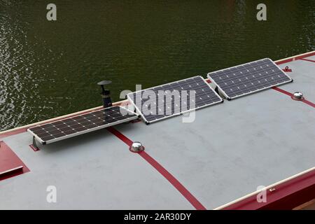 Panneaux solaires sur le toit d'une péniche dans la marina de Limehouse Basin, dans l'est de Londres, au Royaume-Uni Banque D'Images