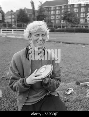 Championnats NH Athletics à Sintelbaan à Amsterdam. Les haies de 80 m des femmes. Loes Boling (Discus Plaid) Date : 4 Août 1963 Lieu : Amsterdam, Noord-Holland Mots Clés : Athletics Championships Nom De L'Établissement : Sintelbaan Banque D'Images