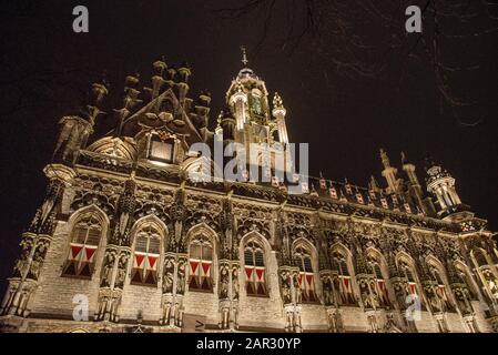 Hôtel de ville monumental sur le marché la nuit de Middelburg à Zeeland, Pays-Bas Banque D'Images