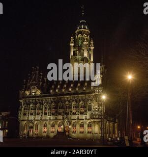 Hôtel de ville monumental sur le marché la nuit de Middelburg à Zeeland, Pays-Bas Banque D'Images