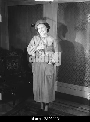 Défilé de mode Lydia Dickman dans le Pays Bas à Amsterdam Date: 28 septembre 1950 lieu: Amsterdam, Noord-Holland mots clés: Mode, mode montre Nom personnel: Dickman Lydia Banque D'Images