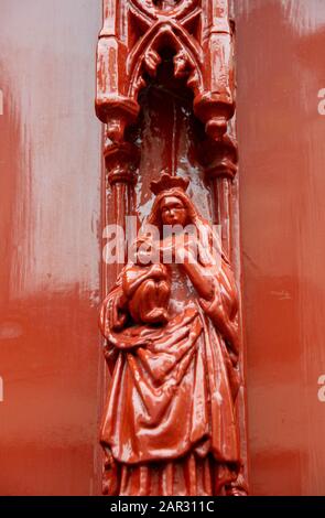 Maria avec enfant, décoration à la porte de l'église à Middelburg, Hollande Banque D'Images