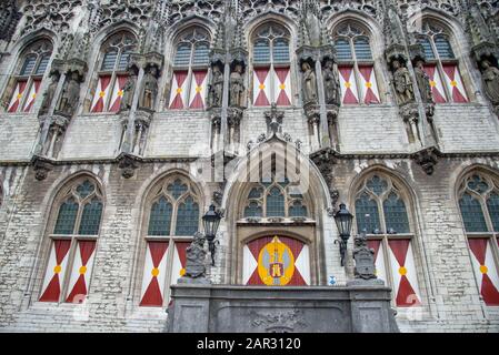 Hôtel de ville monumental sur le marché de Middelburg à Zeeland, Pays-Bas Banque D'Images