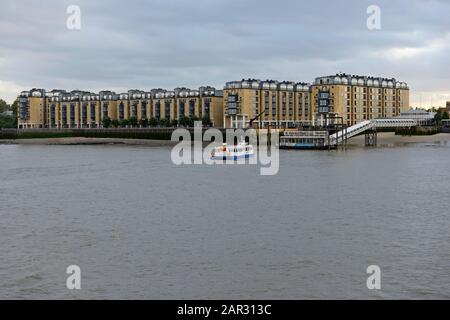 Un ferry s'approche de Nelson Dock Pier depuis Canary Wharf, Londres, Royaume-Uni Banque D'Images
