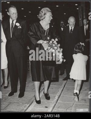 Maison royale, reines, princes, visites, foires, fleurs, enfants, Craadt Mme N., Utrecht Date: 9 septembre 1966 lieu: Utrecht mots clés: Foires, visites, fleurs, enfants, reines, maison royale, princes Nom personnel: Bernhard (prince Pays-Bas), Craadt Mme N., Juliana (Queen Pays-Bas) Nom de l'établissement: Jaarbeurs Banque D'Images