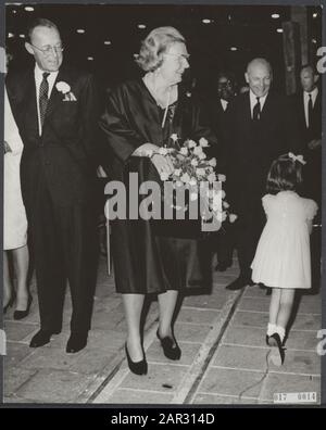 La photo est égale à nr. 017-0011 Date: 9 septembre 1966 lieu: Utrecht mots clés: Foires, visites, fleurs, enfants, reines, maison royale, princes Nom personnel: Bernhard (prince Pays-Bas), Craadt Mme N., Juliana (Queen Pays-Bas) Nom de l'établissement: Jaarbeurs Banque D'Images