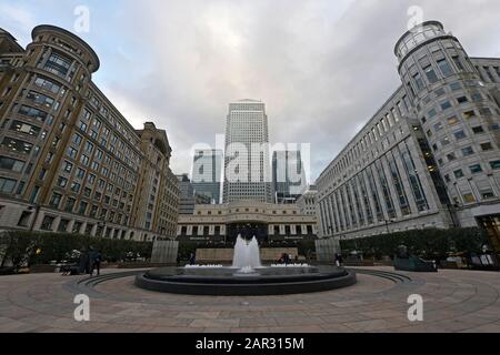 Cabot Square à Canary Wharf, Londres, Royaume-Uni, avec le bâtiment One Canada Square gratte-ciel en avant-plan Banque D'Images