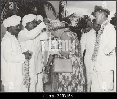 Couple royal au Suriname. Queen Juliana, Queen Juliana by Hindu Pandits (type de pasteurs) avec couronnes Date: 11 octobre 1965 lieu: Suriname mots clés: Visites, folklore, clergé, reines, maison royale, princes Nom personnel: Bernhard (prince Pays-Bas), Juliana (Reine Pays-Bas) Banque D'Images