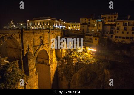 Vue sur l'ancien pont en pierre de Rondo la nuit, en traversant la gorge de el Tajo en Espagne Banque D'Images