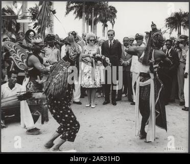 Couple princier au Suriname. La princesse Beatrix et le prince Claus ont visité Coronie, la région de la noix de coco. Une danse javanaise a été réalisée Date: 11 juillet 1966 lieu: Suriname mots clés: Visites, cultures, maison royale, princesses, princesses Nom personnel: Beatrix (princesse Pays-Bas), Claus (prince Pays-Bas) Banque D'Images