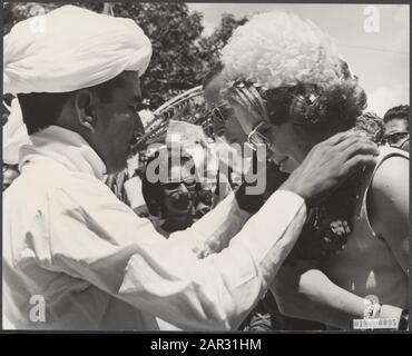 Couple princier au Suriname. Un prêtre hindou est suspendu à de Nieuwe Grond princesse Beatrix une couronne à ce jour: 12 juillet 1966 lieu: Suriname mots clés: Visites, folklore, maison royale, prêtres, princesses, princesses Nom personnel: Beatrix (princesse Pays-Bas) Banque D'Images