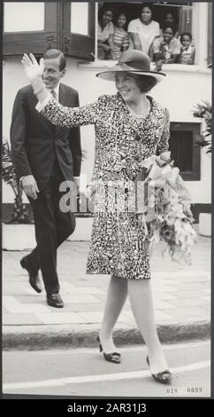 Couple princier au Suriname. Princesse Beatrix et prince Claus quittent l'édifice Staten à Paramaribo Date: 7 juillet 1966 lieu: Paramaribo, Suriname mots clés: Maison royale, princes, princesses Nom personnel: Beatrix (princesse Pays-Bas), Claus (prince Pays-Bas) Banque D'Images