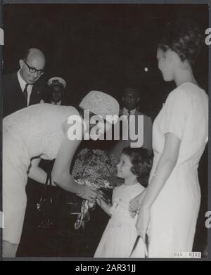 Couple princier au Suriname. À l'aéroport, des fleurs de Zanderij ont été offertes à la princesse Beatrix Date: 4 juillet 1966 lieu: Suriname, Zanderij mots clés: Visites, fleurs, enfants, maison royale, princesses, princesses Nom personnel: Beatrix (princesse Pays-Bas), Claus (prince Pays-Bas) Banque D'Images