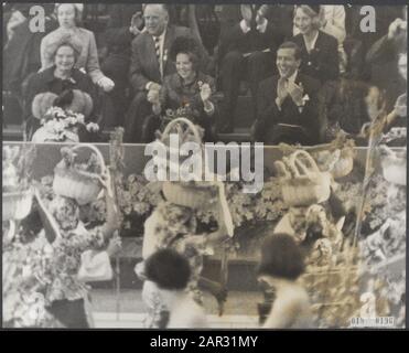 Photo floue et en mauvais état Date: 9 mars 1966 lieu: Amsterdam, Noord-Holland mots clés: Mariages, festivités, maison royale, princesses, tribunes Nom personnel: Beatrix, princesse, Bouquet de mariage It, Claus, prince, Juliana, Queen institution Nom: RAI Banque D'Images